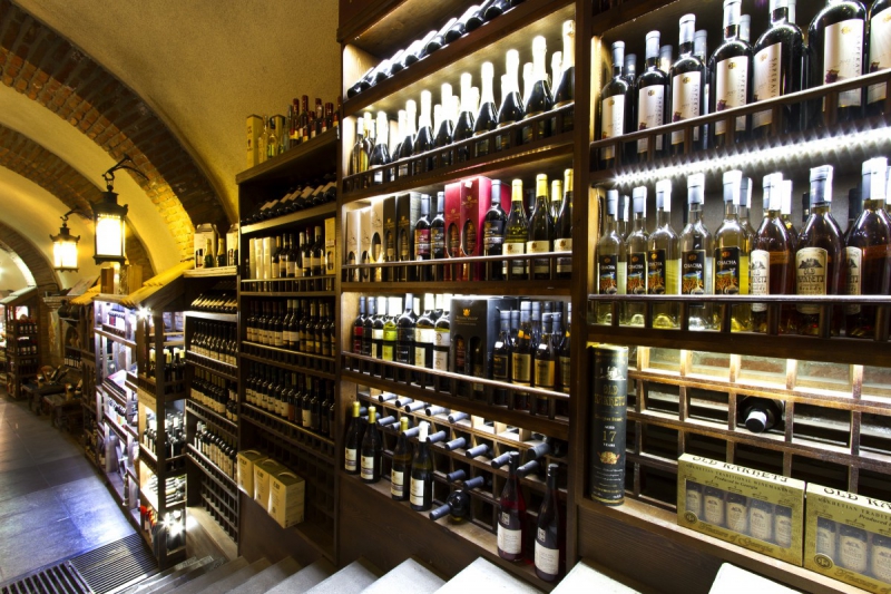 ecommerce-DALUIS-min_world_street_travel_shop_canon_georgia_wine_bottles-429767